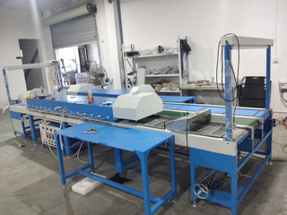 Automatische Barmatten-Produktionslinie Weichgummi-PVC-Flecken-Logo-Etikettenherstellungsmaschine