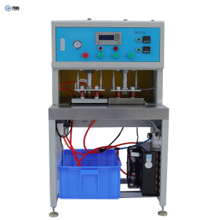 Automatische zweiseitige 3D-Etiketten-Schlüsselanhänger-Puppenformmaschine für Gummi-PVC-Produkte